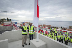 Levée de drapeau NCHPG © Direction de la Communication - Stéphane Danna - S.A.S. le Prince Albert II procédant à la levée de drapeau sur le chantier du Nouveau Centre Hospitalier Princesse Grace. © Direction de la Communication / Stéphane Danna