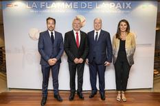 Projection du documentaire La flamme de la paix. Direction de la Communication-Manuel Vitali - S.A.S. le Prince Albert II, entouré de Joël BOUZOU, Président-Fondateur de Peace and Sport et de Jean-Jérôme PERRIN-MORTIER, Directeur Général, et de Geneviève Berti, Directrice de la Communication. ©Direction de la Communication-Manuel Vitali